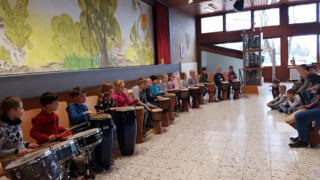 Jahrgangsstufe 3: Die Kinder erhalten eine Woche lang einen Trommelworkshop mit einem Musiker!