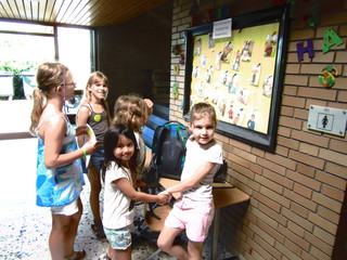 Schulhausralley: Kinder der 3. Klassen führen die Schulanfängerkinder durch das Schulhaus.
