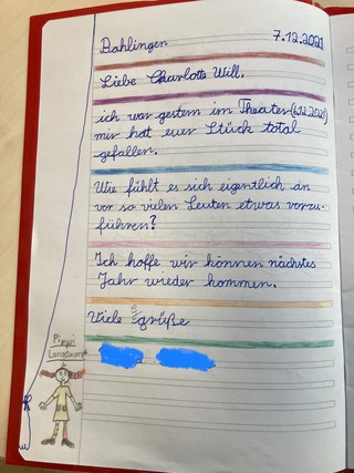 Anschließend verarbeiten die Kinder die Theaterstücke in Texte oder Bild. Hier ein Brief an die Schauspielerin.